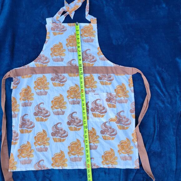 Simply whimsical apron with cupcakes - Picture 3 of 5